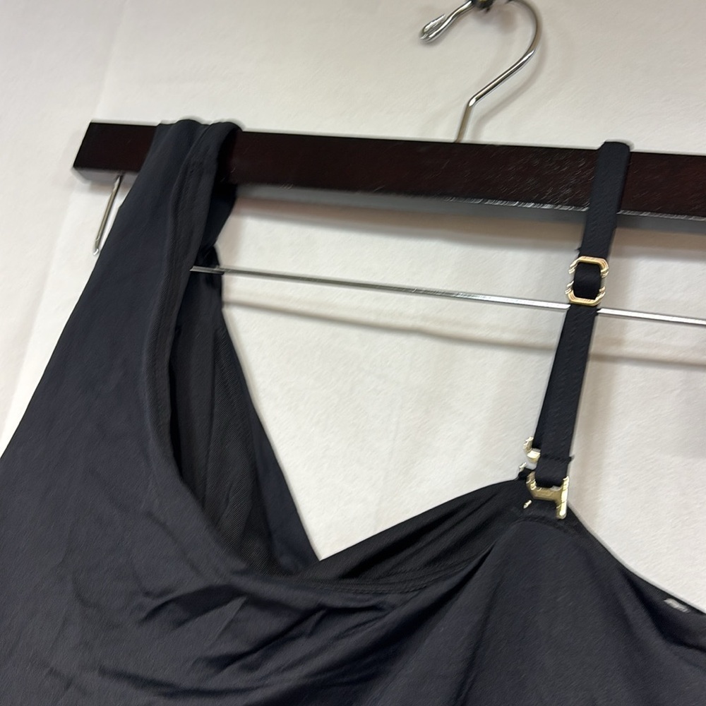 Michael Kors black
Stunning adjustable removable strap one piece swimsuit 12 - Picture 8 of 12